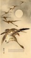飛翔する八羽のマガン 大原古邨新版画の後ろに満月